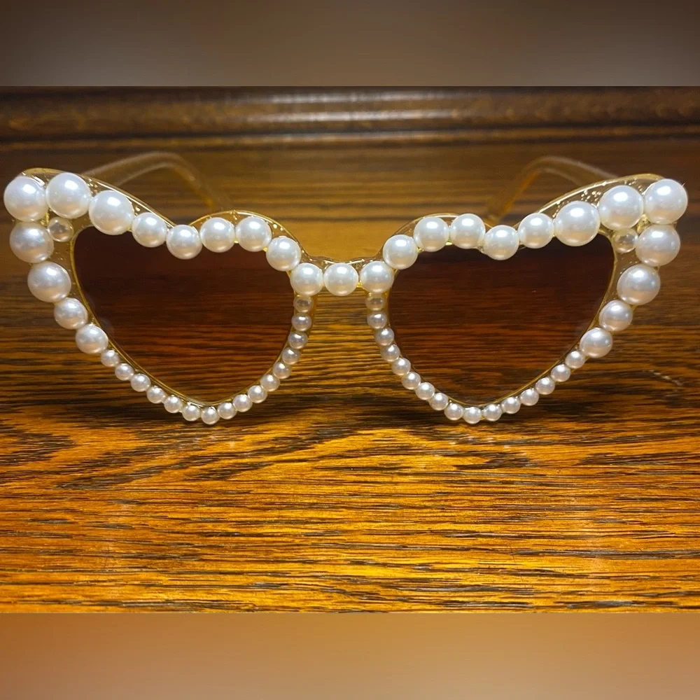 MEGHAN FABULOUS Ivory Pearl Heart Shaped Cat Eye Bride Sunglasses Funglasses - Picture 1 of 5